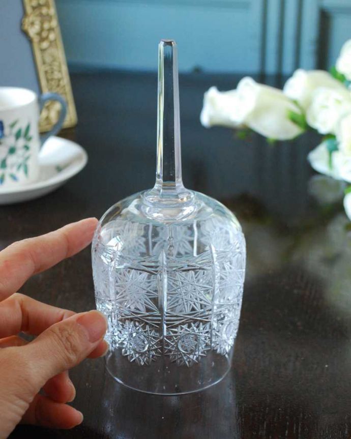 アンティーク 雑貨のガラス小物 アンティーク雑貨 お花がたっぷりと輝くガラスのディナーベル アンティークプレスドグラス。大きさはこれくらいですいろんな場所に置いて使われていただけあって、大きさもいろいろ。(pg-5765)