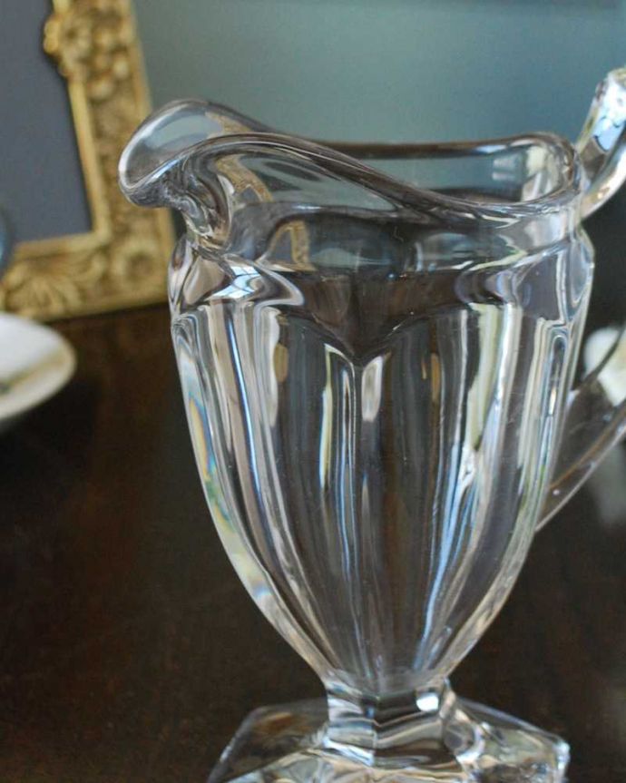 アンティーク 雑貨のガラス小物 アンティーク雑貨 ティータイムにピッタリなアンティークプレスドグラス(ミルクポット)。お茶の時間に欠かせないミルクピッチャーミルクティーが大好きな英国人が作ったガラスのミルクピッチャーは、たっぷりミルクが注げるようにサイズが大きめです。(pg-5782)