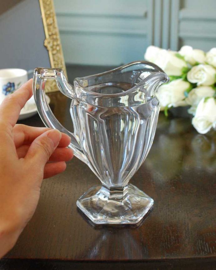 アンティーク 雑貨のガラス小物 アンティーク雑貨 ティータイムにピッタリなアンティークプレスドグラス(ミルクポット)。持ち手もしっかり付いています昔と同じようにミルクを入れて使うのはもちろん使い方は自由自在。(pg-5782)