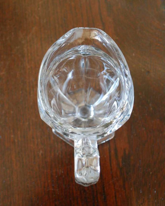 アンティーク 雑貨のガラス小物 アンティーク雑貨 ティータイムにピッタリなアンティークプレスドグラス(ミルクポット)。上から見るとこんな感じです。(pg-5782)