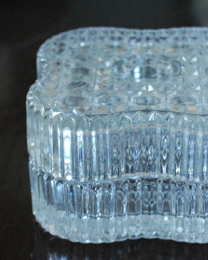 アンティーク 雑貨のガラス小物 アンティーク雑貨 お花のかたちが可愛い輝くアンティークアクセサリーケース、プレスドグラスの小物入れ。重ねても、別々でも・・・同じデザインの器を重ねて使うことが出来るプレスドグラス。(pg-5799)