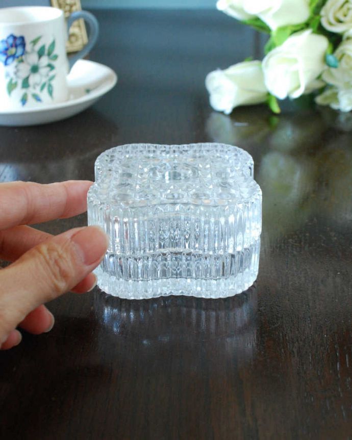 アンティーク 雑貨のガラス小物 アンティーク雑貨 お花のかたちが可愛い輝くアンティークアクセサリーケース、プレスドグラスの小物入れ。ふたを開ける度にワクワク・・・キラキラ輝くガラスの器は、どんな場所に置いても光りに反射してキレイに輝きます。(pg-5799)
