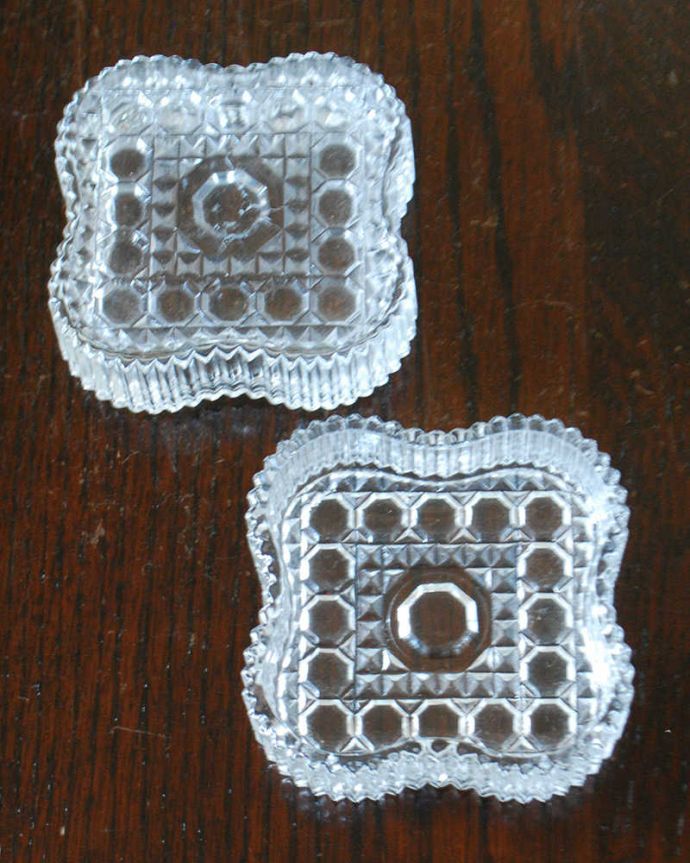 アンティーク 雑貨のガラス小物 アンティーク雑貨 お花のかたちが可愛い輝くアンティークアクセサリーケース、プレスドグラスの小物入れ。上から見ると・・・新品ではないので多少のキズや欠けはありますが、使用上問題のないものだけを選んできましたのでご了承下さい。(pg-5799)