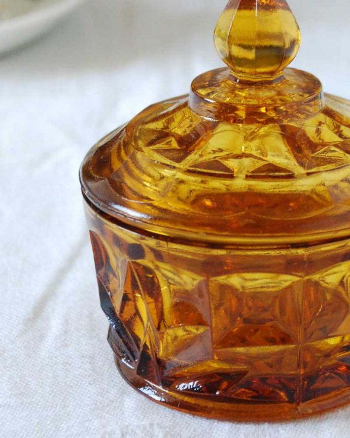アンティーク 雑貨のガラス小物 アンティーク雑貨 美しいアンバー色のガラスの小物入れ(パフボール)アンティークプレスドグラス。女性のために作られたパフボール入れもともとは女性がお化粧するためのコットンやパフを収納するために作られた器。(pg-5816)