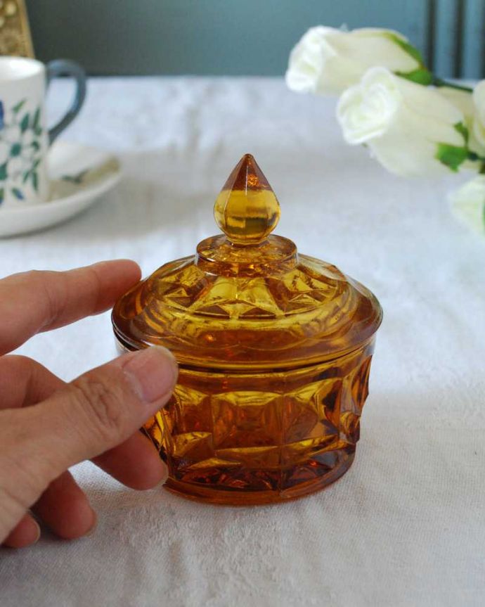 アンティーク 雑貨のガラス小物 アンティーク雑貨 美しいアンバー色のガラスの小物入れ(パフボール)アンティークプレスドグラス。ふたを開ける度にワクワク中にお菓子や文具などいろんなものを入れて使ってみて下さい。(pg-5816)