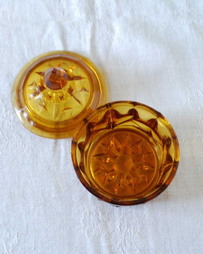 アンティーク 雑貨のガラス小物 アンティーク雑貨 美しいアンバー色のガラスの小物入れ(パフボール)アンティークプレスドグラス。上から見るとこんな感じアンティークなので多少のキズや欠けがある場合がありますが、使用上問題はありませんのでご了承下さい。(pg-5816)