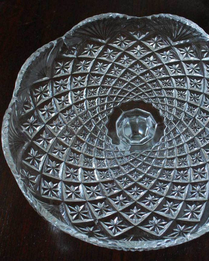 アンティーク 雑貨のガラス小物 アンティーク雑貨 大きなウェーブが華やかなアンティークプレスドグラスのケーキスタンド。センターピースとして使われた器脚が付いているケーキスタンドは、テーブルコーディネイトの中心として食卓の真ん中で華を添えるセンターピースとして使われていました。(pg-5821)