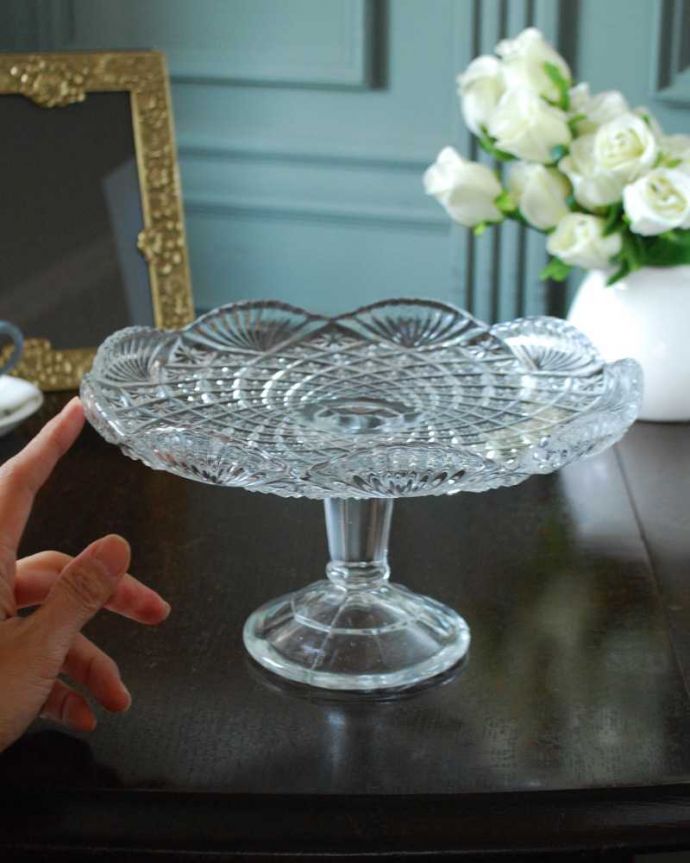 アンティーク 雑貨のガラス小物 アンティーク雑貨 大きなウェーブが華やかなアンティークプレスドグラスのケーキスタンド。たっぷり乗せて使えますホールケーキが丸ごと1台乗せれる大きさ。(pg-5821)