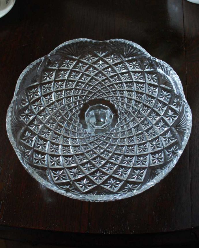 アンティーク 雑貨のガラス小物 アンティーク雑貨 大きなウェーブが華やかなアンティークプレスドグラスのケーキスタンド。上から見ると美しいデザインアンティークのため、多少の欠け・傷がある場合がありますが、使用上問題はありませんので、ご了承下さい。(pg-5821)