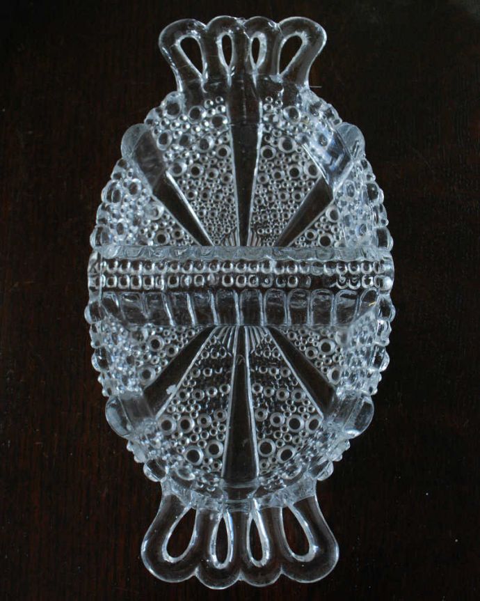 アンティーク 雑貨のガラス小物 アンティーク雑貨 イギリスのアンティークプレスドグラスのトレー、便利な仕切り付きプレート。上から見るとこんな感じです。(pg-5835)