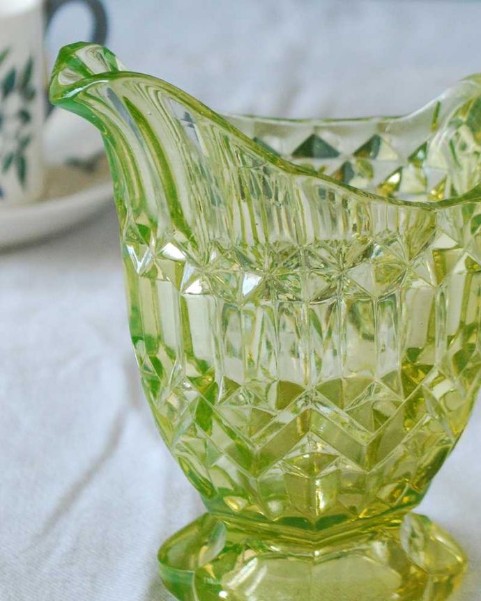 アンティーク 雑貨のガラス小物　アンティーク雑貨　グリーンがキレイなアンティークプレスドグラスのミルクポット。お茶の時間に欠かせないミルクピッチャーミルクティーが大好きな英国人が作ったガラスのミルクピッチャーは、たっぷりミルクが注げるようにサイズが大きめです。(pg-5838)