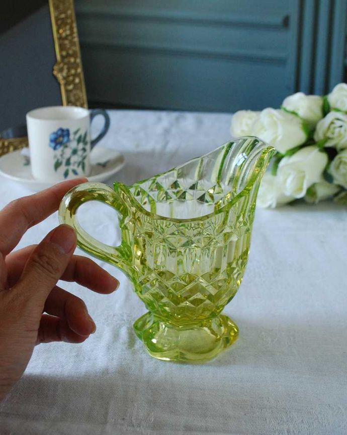 アンティーク 雑貨のガラス小物　アンティーク雑貨　グリーンがキレイなアンティークプレスドグラスのミルクポット。持ち手もしっかり付いています昔と同じようにミルクを入れて使うのはもちろん使い方は自由自在。(pg-5838)