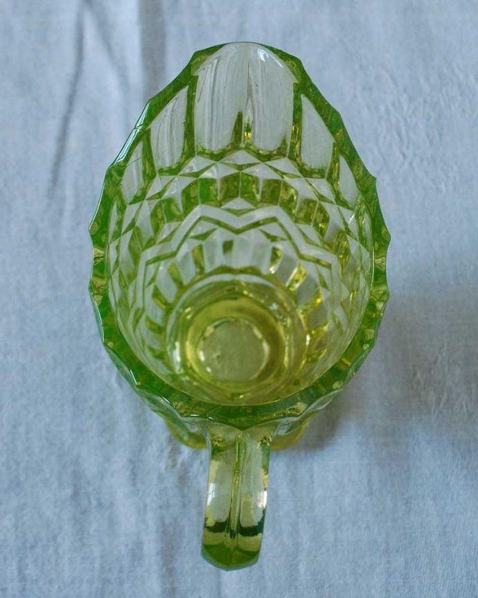アンティーク 雑貨のガラス小物　アンティーク雑貨　グリーンがキレイなアンティークプレスドグラスのミルクポット。上から見るとこんな感じです。(pg-5838)
