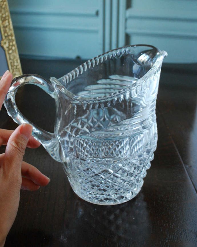 アンティーク 雑貨のガラス小物 アンティーク雑貨 テーブルが華やかになるアンティーク プレスドグラスのウォータージャグ。いろんな使い方が出来ます飲み物を入れるのはもちろんフラワーベースとしても使いやすい便利なサイズです。(pg-5840)