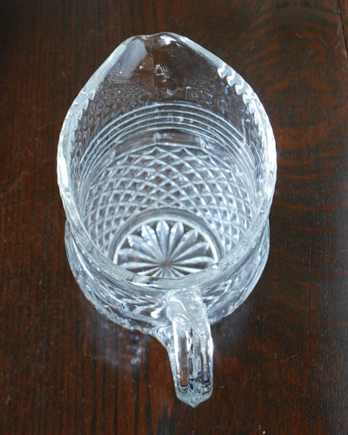 アンティーク 雑貨のガラス小物 アンティーク雑貨 テーブルが華やかになるアンティーク プレスドグラスのウォータージャグ。中を見てみると・・・アンティークなので多少のキズやカケがありますが使用上問題がないものだけをご紹介しています。(pg-5840)