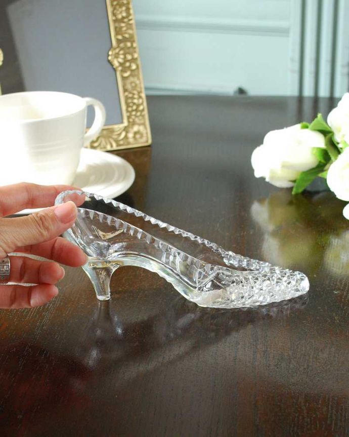 アンティーク 雑貨のガラス小物 アンティーク雑貨 イギリスで見つけた美しいガラスのシューズ(靴)アンティークプレスドグラス。見ているだけでワクワクしちゃう飾っておくと、王子様が迎えに来てくれるかも?光が入る度にキラキラ輝きます。(pg-5843)