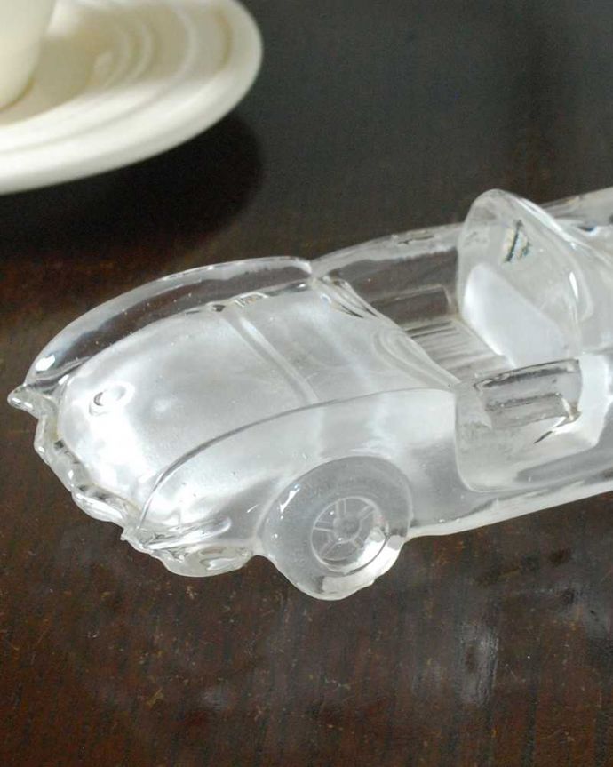 アンティーク 雑貨のガラス小物　アンティーク雑貨　大人がときめくかっこいいガラスのオブジェ、アンティークプレスドグラスの車。美しく輝くガラスのオブジェキラキラと輝くガラスのオブジェはどこに置いても華やかな存在感です。(pg-5844)