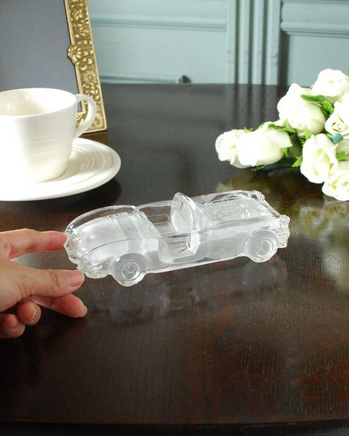 アンティーク 雑貨のガラス小物　アンティーク雑貨　大人がときめくかっこいいガラスのオブジェ、アンティークプレスドグラスの車。見ているだけでワクワクしちゃう飾って眺めているだけでうっとりする美しさ。(pg-5844)