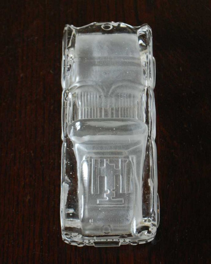 アンティーク 雑貨のガラス小物　アンティーク雑貨　大人がときめくかっこいいガラスのオブジェ、アンティークプレスドグラスの車。上から見ると、こんな形アンティークなので多少のキズやカケがある場合はありますが、使用上問題はありませんのでご了承下さい。(pg-5844)