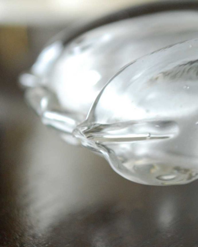 アンティーク 雑貨のガラス小物　アンティーク雑貨　大人がときめくかっこいいガラスのオブジェ、アンティークプレスドグラスの車。カケがあったのでSALE価格ですコンディションのいいものだけを選んできましたが、目立つカケが見つかったのでSALE価格になっています。(pg-5844)