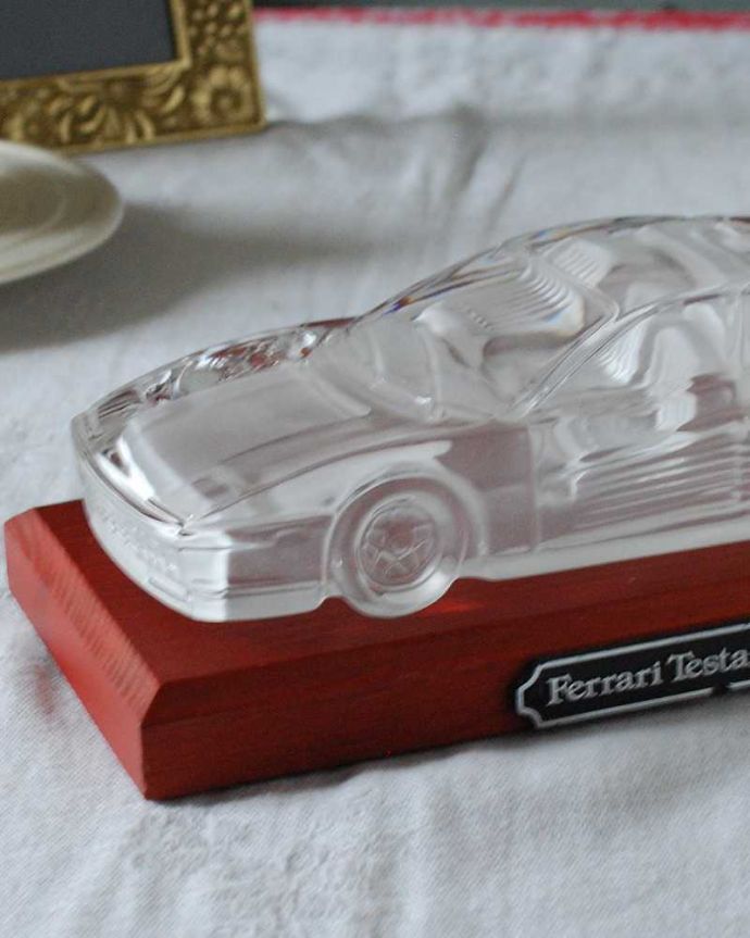 アンティーク 雑貨のガラス小物 アンティーク雑貨 カッコイイFerrari Testarossa、大人がときめくアンティークプレスドグラス(車のオブジェ) 。美しく輝くガラスのオブジェキラキラと輝くガラスのオブジェはどこに置いても華やかな存在感です。(pg-5846)