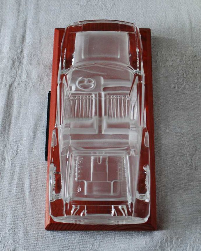 アンティーク 雑貨のガラス小物 アンティーク雑貨 カッコイイFerrari Testarossa、大人がときめくアンティークプレスドグラス(車のオブジェ) 。上から見ると、こんな形アンティークなので多少のキズやカケがある場合はありますが、使用上問題はありませんのでご了承下さい。(pg-5846)