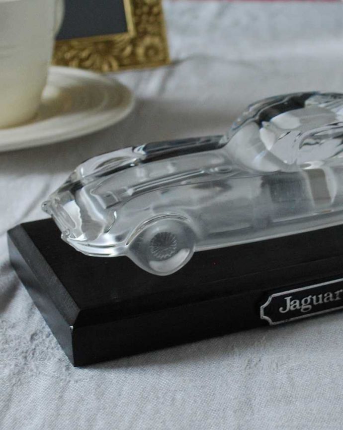 アンティーク 雑貨のガラス小物　アンティーク雑貨　カッコイイJaguar E Type、大人がときめくアンティークプレスドグラス（車のオブジェ）。美しく輝くガラスのオブジェキラキラと輝くガラスのオブジェはどこに置いても華やかな存在感です。(pg-5847)