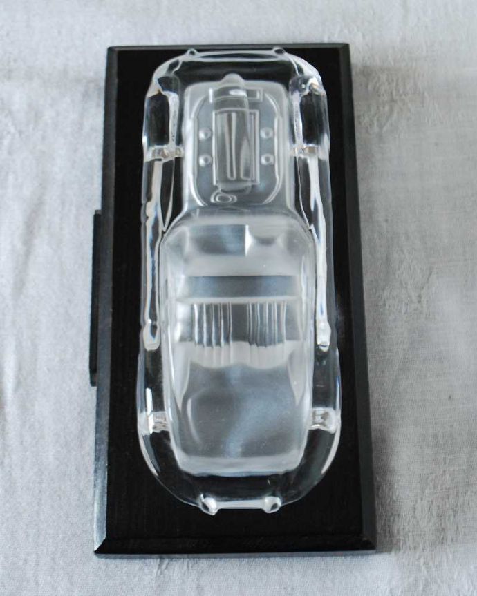 アンティーク 雑貨のガラス小物　アンティーク雑貨　カッコイイJaguar E Type、大人がときめくアンティークプレスドグラス（車のオブジェ）。上から見ると、こんな形アンティークなので多少のキズやカケがある場合はありますが、使用上問題はありませんのでご了承下さい。(pg-5847)