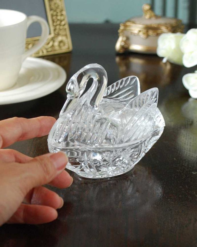 アンティーク 雑貨のガラス小物　アンティーク雑貨　優雅なスタイルのスワンの小物入れ、アンティークプレスドグラスのスパイスケース（塩入れ）。ふたを開ける度にワクワク中にお菓子や文具などいろんなものを入れて使ってみて下さい。(pg-5848)