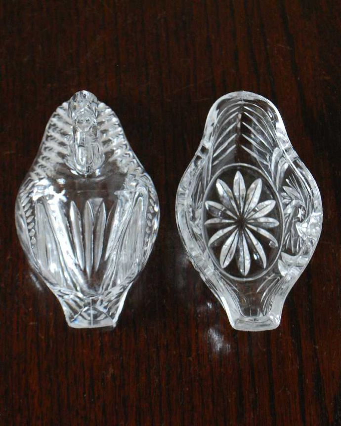 アンティーク 雑貨のガラス小物　アンティーク雑貨　優雅なスタイルのスワンの小物入れ、アンティークプレスドグラスのスパイスケース（塩入れ）。ふたを開けてもキレイですアンティークのため、多少の欠け・傷がある場合がありますが、使用上問題がないものだけを選んできたので、ご了承下さい。(pg-5848)