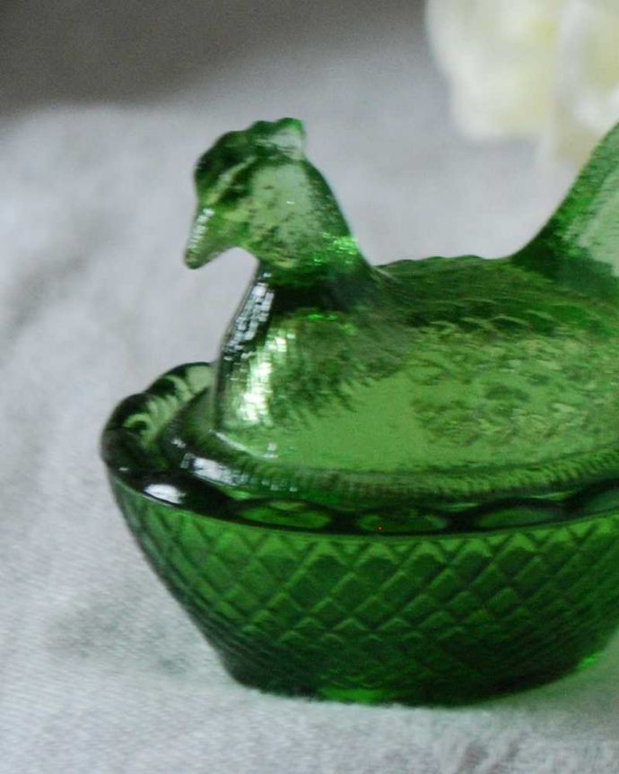 アンティーク 雑貨のガラス小物　アンティーク雑貨　オリーブグリーンがキレイな小さなニワトリのアンティークプレスドグラス（塩入れ）。大切にされてきたにわとりのモチーフとっても美しい鶏モチーフの小物入れ。(pg-5850)