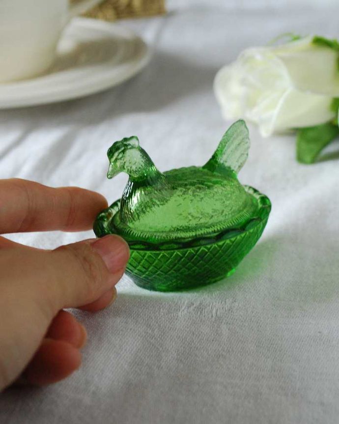 アンティーク 雑貨のガラス小物　アンティーク雑貨　オリーブグリーンがキレイな小さなニワトリのアンティークプレスドグラス（塩入れ）。ふたを開ける度にワクワク中にお菓子や文具などいろんなものを入れて使ってみて下さい。(pg-5850)