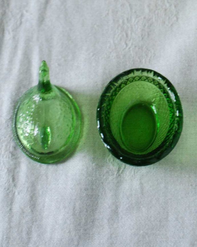 アンティーク 雑貨のガラス小物　アンティーク雑貨　オリーブグリーンがキレイな小さなニワトリのアンティークプレスドグラス（塩入れ）。ふたを開けてもキレイですアンティークのため、多少の欠け・傷がある場合がありますが、使用上問題がないものだけを選んできたので、ご了承下さい。(pg-5850)