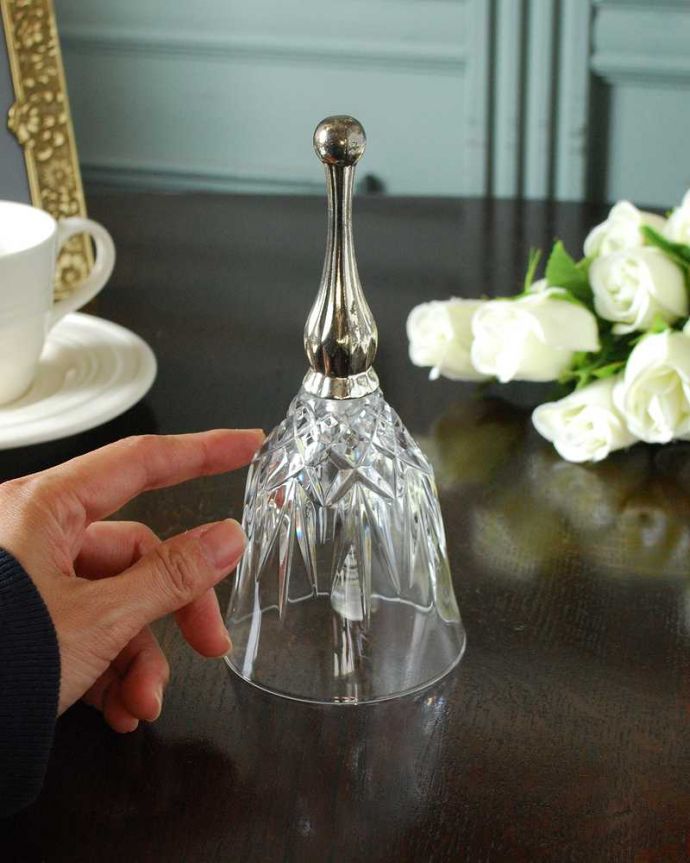 アンティーク 雑貨のガラス小物　アンティーク雑貨　２つの素材が使われた上品なイギリスのガラスベル、アンティークプレスドグラス。大きさはこれくらいですいろんな場所に置いて使われていただけあって、大きさもいろいろ。(pg-5859)