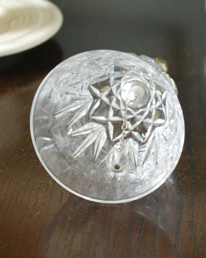 アンティーク 雑貨のガラス小物　アンティーク雑貨　２つの素材が使われた上品なイギリスのガラスベル、アンティークプレスドグラス。キレイな音を奏でてくれますアンティークなので多少のキズやカケがある場合はありますが、きちんと鳴ります。(pg-5859)