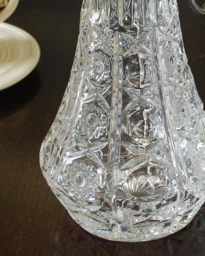 アンティーク 雑貨のガラス小物 アンティーク雑貨 英国のアンティークシルバー×プレスドグラスの気品たっぷりの輝くガラスのデカンタ。お酒を入れて楽しんだデカンタ今のように便利なペットボトルや缶がない時代。(pg-5863)