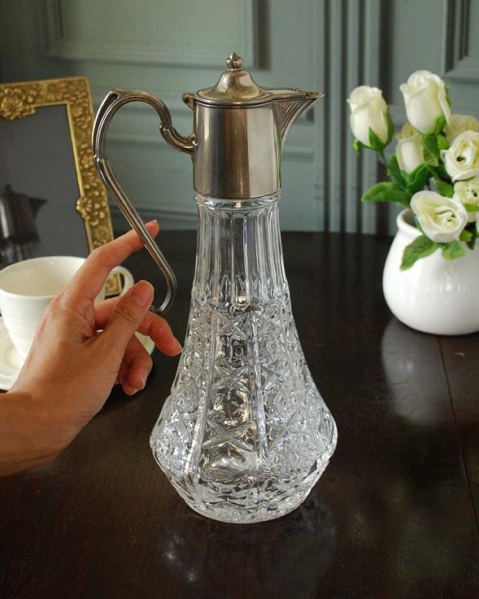 アンティーク 雑貨のガラス小物 アンティーク雑貨 英国のアンティークシルバー×プレスドグラスの気品たっぷりの輝くガラスのデカンタ。使って楽しんで下さいアンティークシルバーの上品な輝きを楽しんで下さい。(pg-5863)