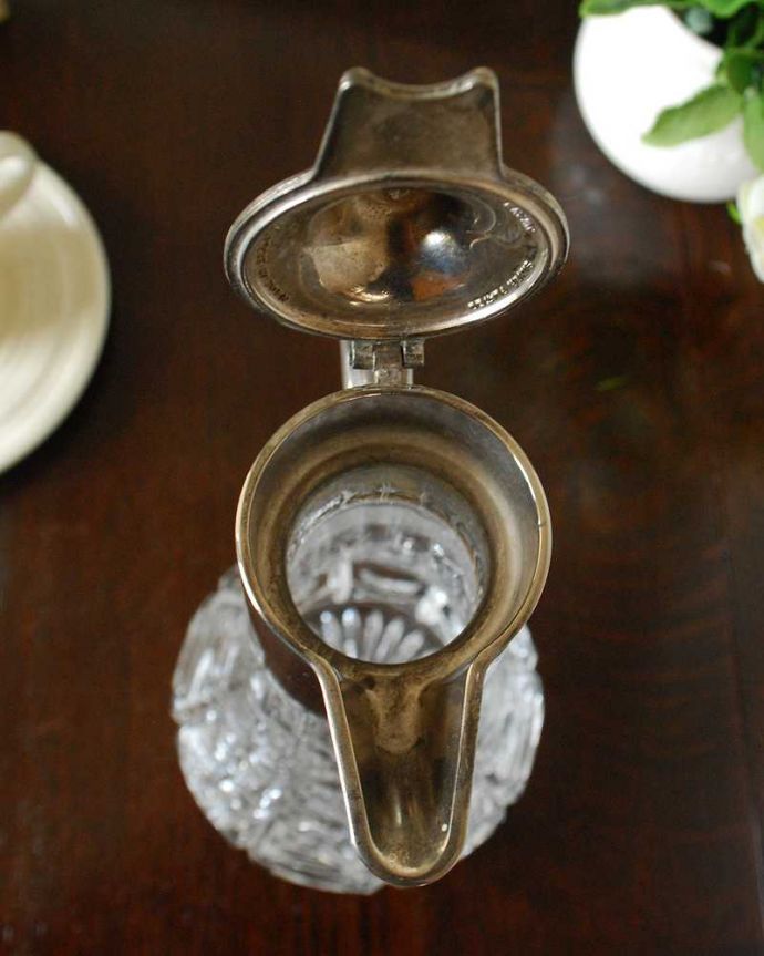 アンティーク 雑貨のガラス小物 アンティーク雑貨 英国のアンティークシルバー×プレスドグラスの気品たっぷりの輝くガラスのデカンタ。上から見るとこんな感じです。(pg-5863)