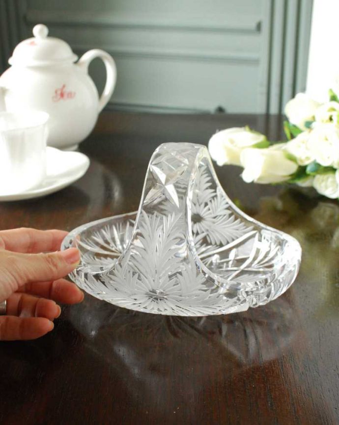 アンティーク 雑貨のガラス小物　アンティーク雑貨　珍しい！トレータイプのガラスバスケット、お花が華やかなアンティークプレスドグラス。サイズはこれくらいです大きいものから小さいものまでサイズがいろいろあるバスケット。(pg-5874)