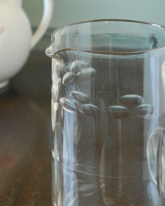 アンティーク 雑貨のガラス小物 アンティーク雑貨 アンティークプレスドグラスのレモネードジャグ(ピッチャー)。憧れのレモネードが似合うジャグシンプルなデザインのレモネードジャグは、春から夏にかけて芝生のグリーンが鮮やかな時期にレモネードを入れて使われていました。(pg-5881)