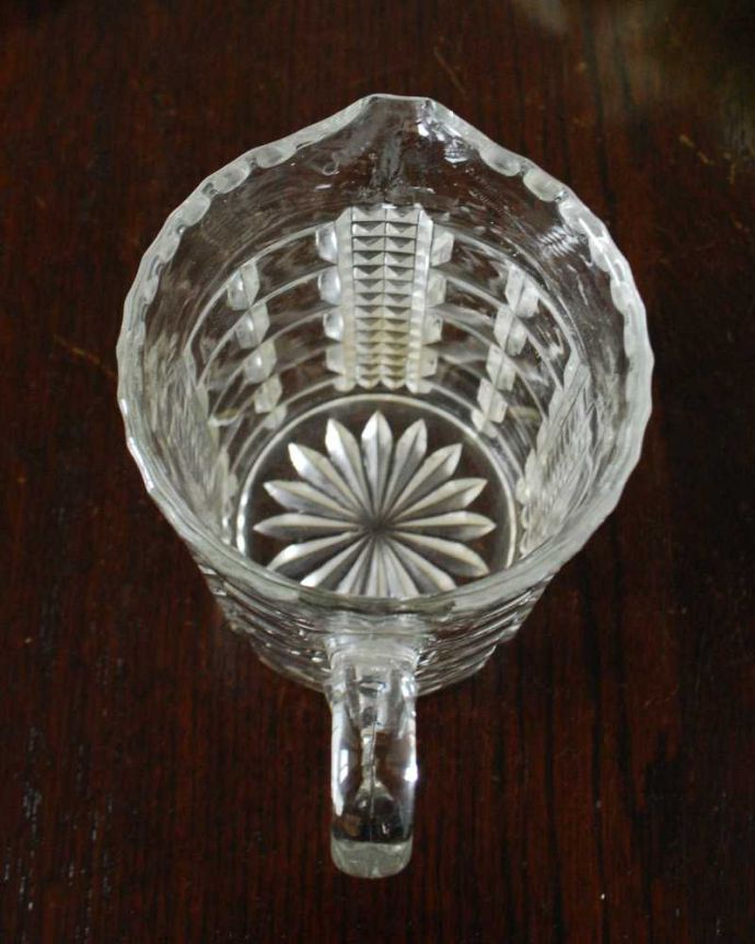 アンティーク 雑貨のガラス小物　アンティーク雑貨　アンティークのガラス雑貨、プレスドグラスのミルクピッチャー 。中を見てみると･･･アンティークなので多少のキズやカケがありますが使用上問題がないものだけをご紹介しています。(pg-5884)