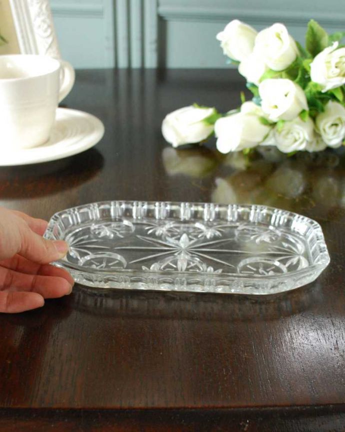 アンティーク 雑貨のガラス小物　アンティーク雑貨　英国のアンティークプレスドグラス、色々なシーンに使える小さなガラストレイ。いろいろ便利に使えます食卓で使うのはもちろん、アクセサリーを並べたり自分だけの使い方を楽しんで下さい。(pg-5885)