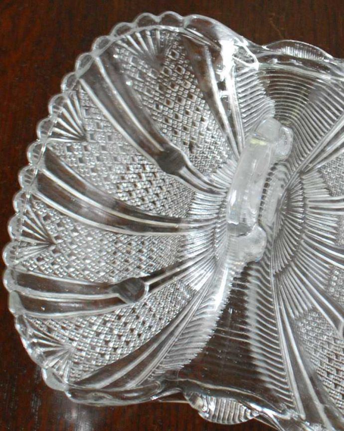 アンティーク 雑貨のガラス小物　アンティーク雑貨　食卓を華やかに彩るガラスの小物入れ、ダブルトレーのプレスドグラス。食事の時間を楽しく過ごすために作られた器貴重だったガラスがプレスドグラスの発達によって気軽に手に入るようになった時代に作られたテーブルウェア。(pg-5889)