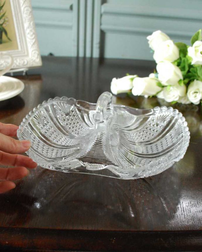 アンティーク 雑貨のガラス小物　アンティーク雑貨　食卓を華やかに彩るガラスの小物入れ、ダブルトレーのプレスドグラス。いろいろ便利に使えます仕切りが付いているので食卓で使うのはもちろん、アクセサリーを並べたり自分だけの使い方を楽しんで下さい。(pg-5889)