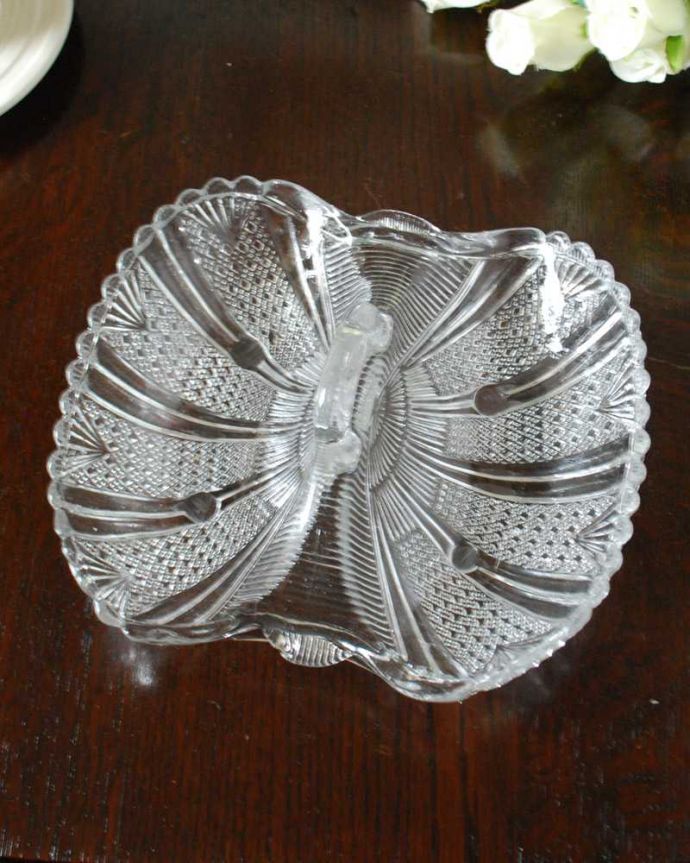 アンティーク 雑貨のガラス小物　アンティーク雑貨　食卓を華やかに彩るガラスの小物入れ、ダブルトレーのプレスドグラス。上から見るとこんな感じです。(pg-5889)
