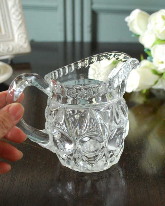 アンティーク 雑貨のガラス小物　アンティーク雑貨　大きな水玉模様がのアンティークプレスドグラスのミルクポット。持ち手もしっかり付いています昔と同じようにミルクを入れて使うのはもちろん使い方は自由自在。(pg-5891)