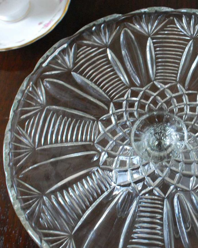 アンティーク 雑貨のガラス小物　アンティーク雑貨　英国で見つけたアンティーク雑貨、華やかなプレスドグラスのケーキスタンド。センターピースとして使われた器脚が付いているケーキスタンドは、テーブルコーディネイトの中心として食卓の真ん中で華を添えるセンターピースとして使われていました。(pg-5894)