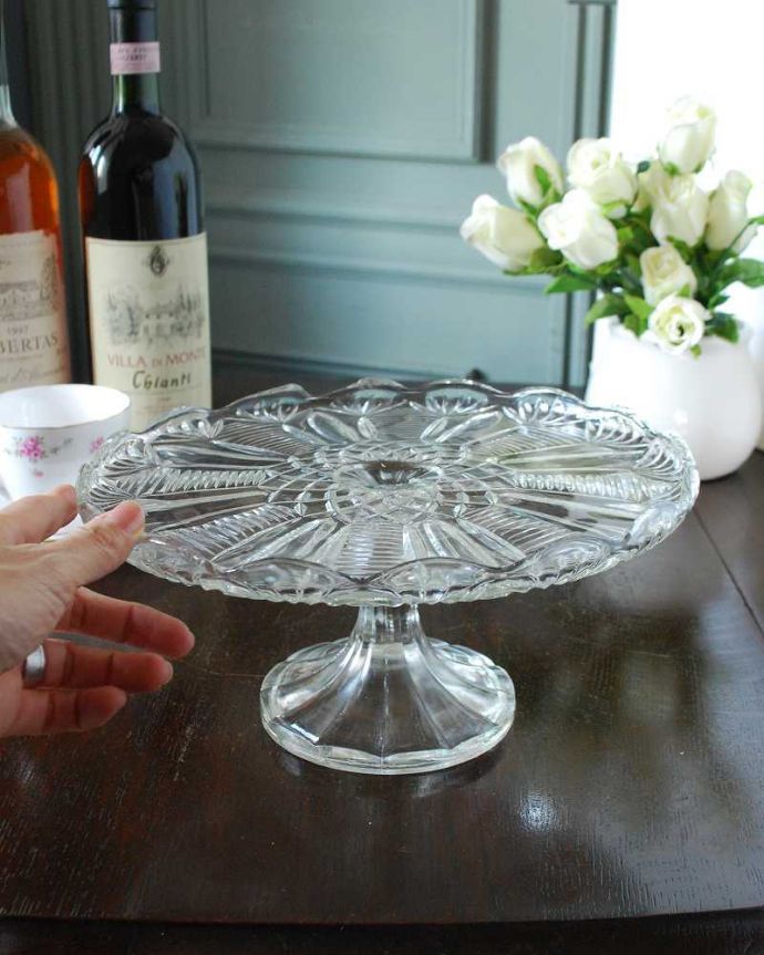 アンティーク 雑貨のガラス小物　アンティーク雑貨　英国で見つけたアンティーク雑貨、華やかなプレスドグラスのケーキスタンド。たっぷり乗せて使えますホールケーキが丸ごと１台乗せれる大きさ。(pg-5894)