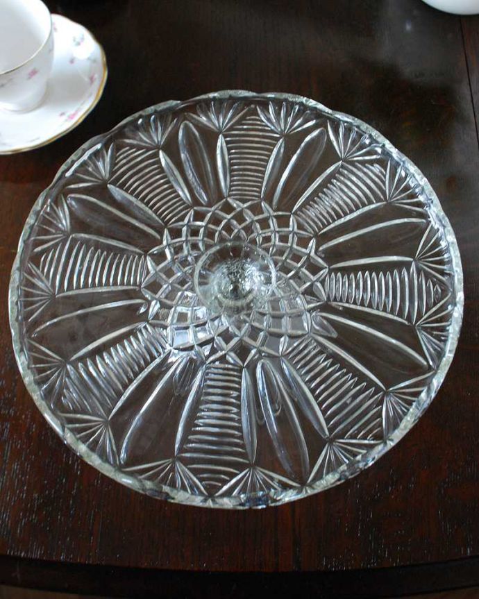 アンティーク 雑貨のガラス小物　アンティーク雑貨　英国で見つけたアンティーク雑貨、華やかなプレスドグラスのケーキスタンド。上から見ると美しいデザインアンティークのため、多少の欠け・傷がある場合がありますが、使用上問題はありませんので、ご了承下さい。(pg-5894)