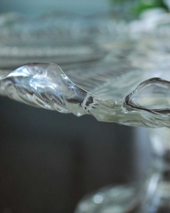 アンティーク 雑貨のガラス小物　アンティーク雑貨　英国で見つけたアンティーク雑貨、華やかなプレスドグラスのケーキスタンド。カケがあるのでSALE価格ですカケがありました。(pg-5894)